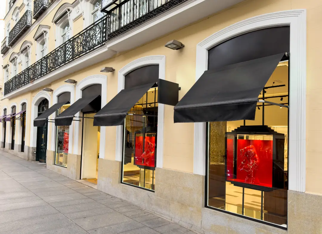 Façade vitrine de magasin en aluminium sur mesure à Marennes-Hiers-Brouage